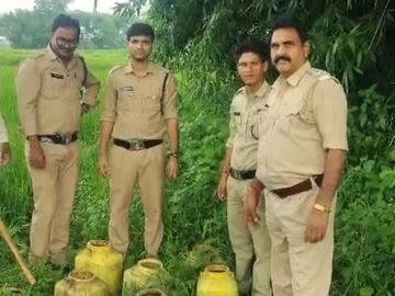 कोरबा में अवैध शराब पर आबकारी विभाग का शिकंजा, 10 दिन में 61 केस दर्ज; 179 लीटर महुआ शराब जब्त