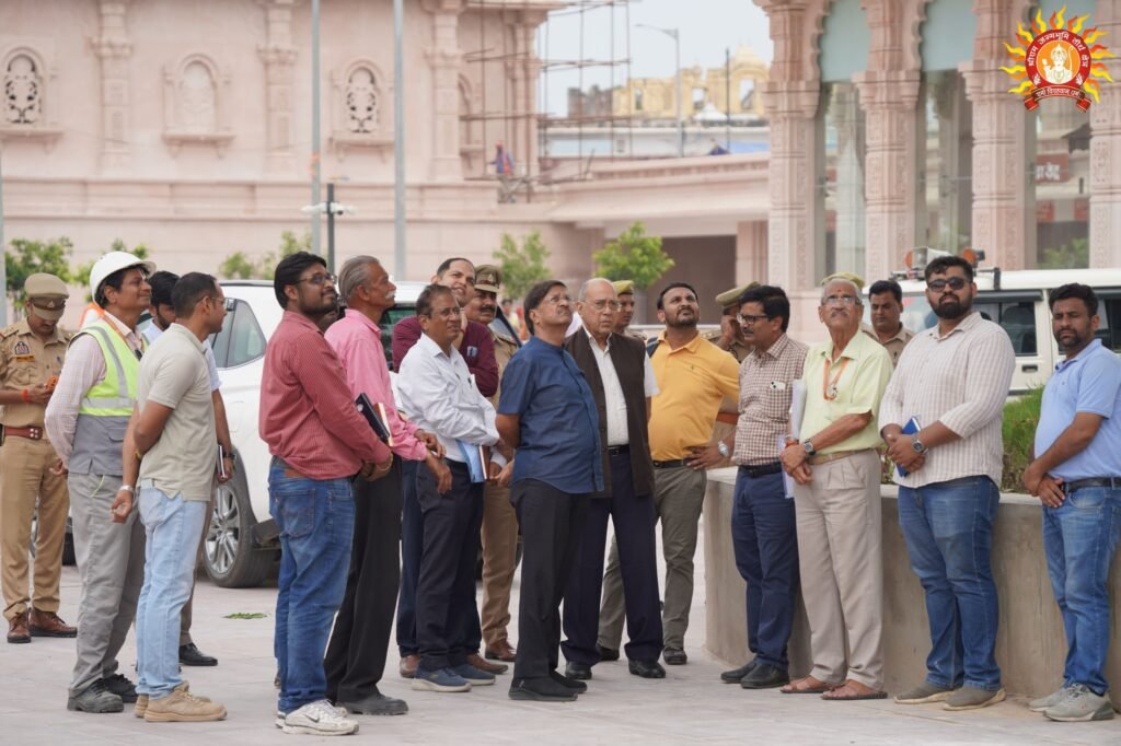 निर्माण समिति चेयरमैन ने देखा स्तम्भ व अस्थायी मन्दिर का कार्य
