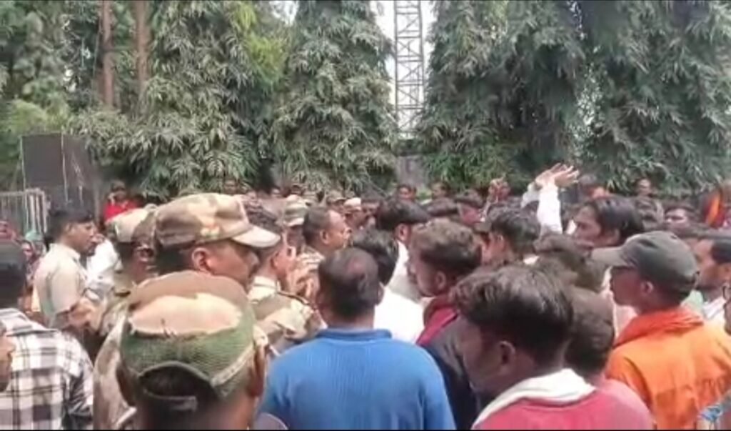 बुलडोजर एक्शन से नाराजगी, सीजीएम कार्यालय के सामने बवाल