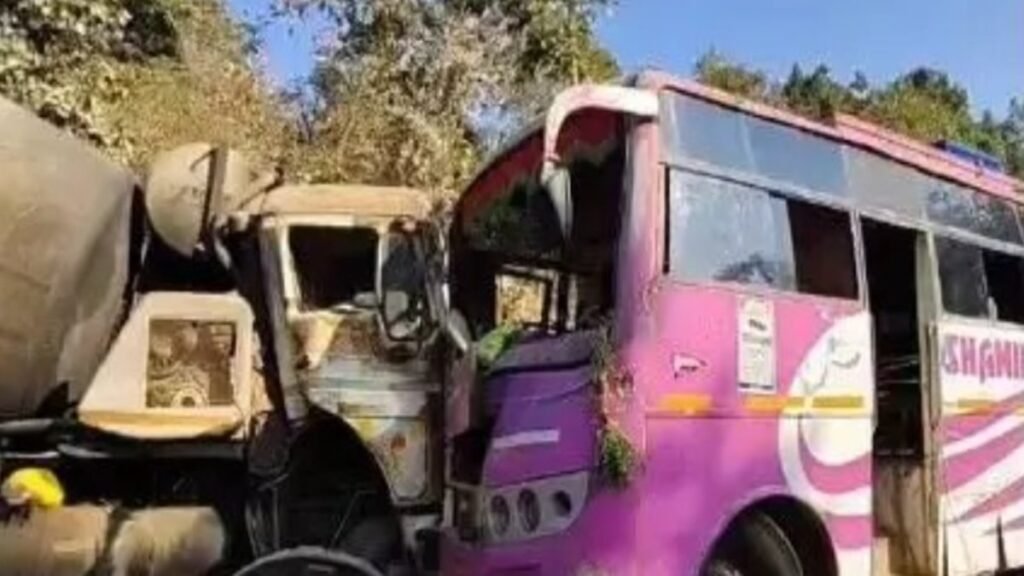 CG Accident : बस-ट्रक की भयानक भिड़ंत से मची चीख-पुकार’ 15 घायल, 7 यात्रियों की हालत नाजुक