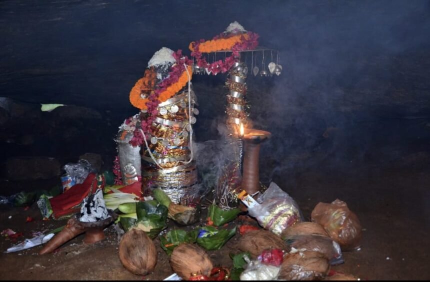 मां लिंगेश्वरी के दर्शन के लिए एक किलोमीटर लंबी कतार, 23 सितंबर को खुलेगा गुफा मंदिर का द्वार