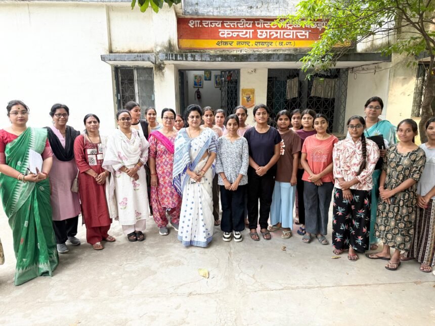 महिला आयोग की टीम ने किया कन्या छात्रावास का निरीक्षण, छात्राओं से लिया फीडबैक