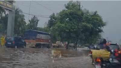 भारी बारिश से छत्तीसगढ़ में तबाही, ट्रेनें और फ्लाइट रद्द, स्कूल बंद और हाईवे पर भरा पानी; बड़ा है अलर्ट