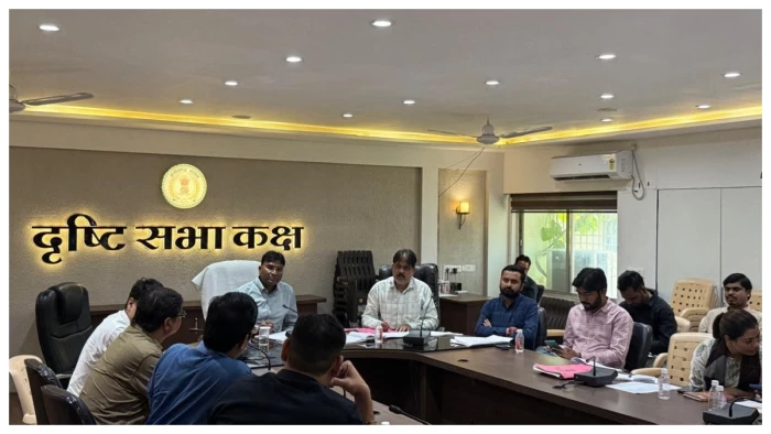 निगम कमिश्नर सख्त: ठेकेदारों को दो टूक, युद्धस्तर पर काम करें, गुणवत्ता में कमी पर ब्लैकलिस्ट होंगे