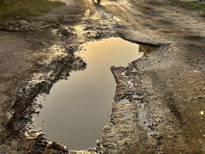 बारिश थमी तो सड़कों पर उड़ी धूल, गड्ढों ने बढ़ाया हादसे का खतरा