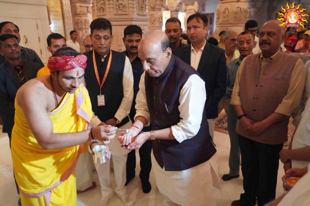 रामलला के दरबार पहुंचे रक्षा मंत्री राजनाथ सिंह, पूजा-अर्चना कर व्यवस्थाओं को देखा