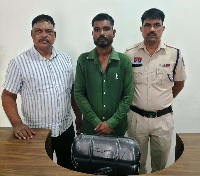 ओवर ब्रिज के सामने चाकू की नोक पर लूटपाट, आरोपी गिरफ्तार दो नाबालिक भी इंवॉल्व थे इस मामले में …