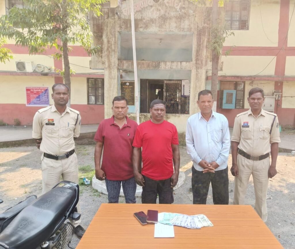 शक्तिखर्रा जंगल में रेड, कई जुआड़ी भागे, पुलिस की घेराबंदी में तीन गिरफ्तार