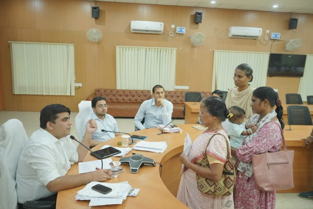 कलेक्टर ने सुनी नागरिकों की समस्याएं, समयबद्ध निराकरण के दिए निर्देश…