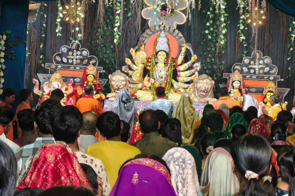 मां दुर्गा के दर्शन और आरती के लिए उमड़ रहा श्रद्धा का सैलाब