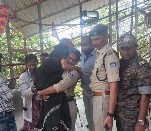 जियो लेडी सिंघम … अचेत महिला श्रद्धालु को कंधे पर उठाकर पहुंचाया हेल्थ कैंप