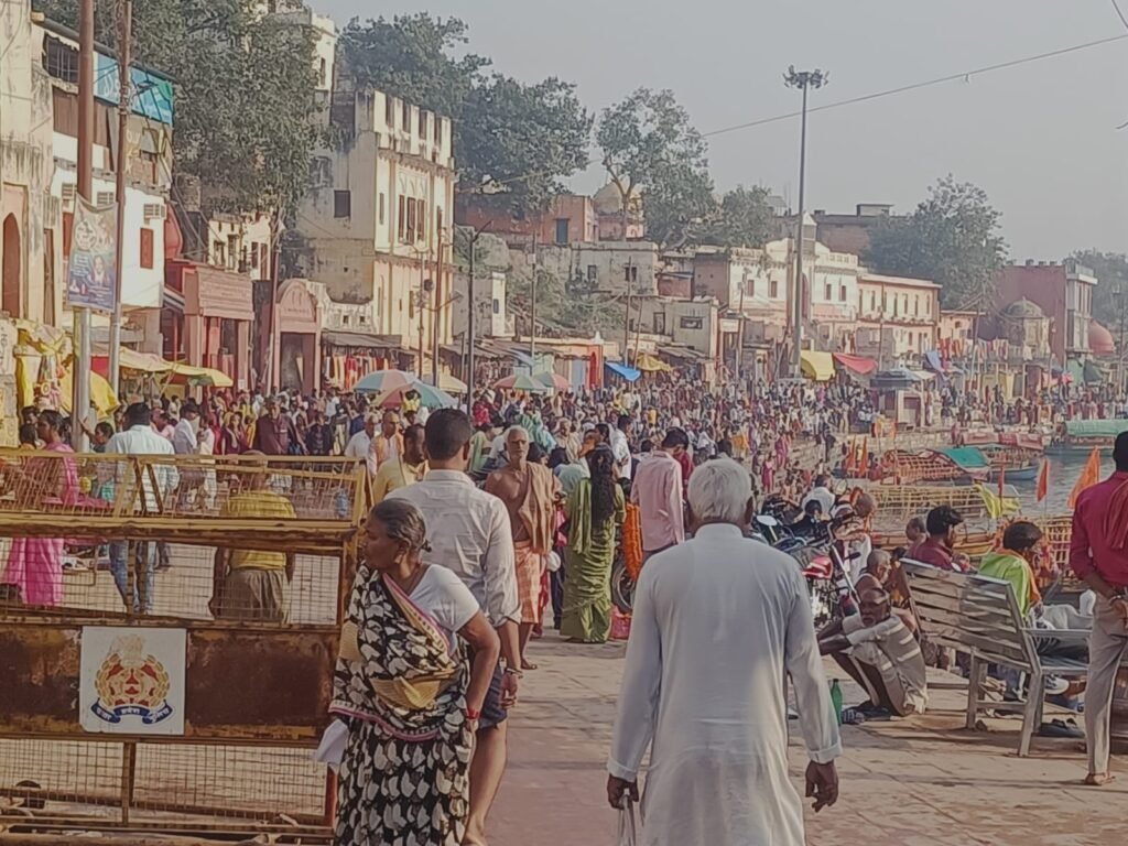 शरद पूर्णिमा : मंदाकिनी में पुण्य स्नान कर कामतानाथ स्वामी की परिक्रमा की श्रद्धालुओं ने