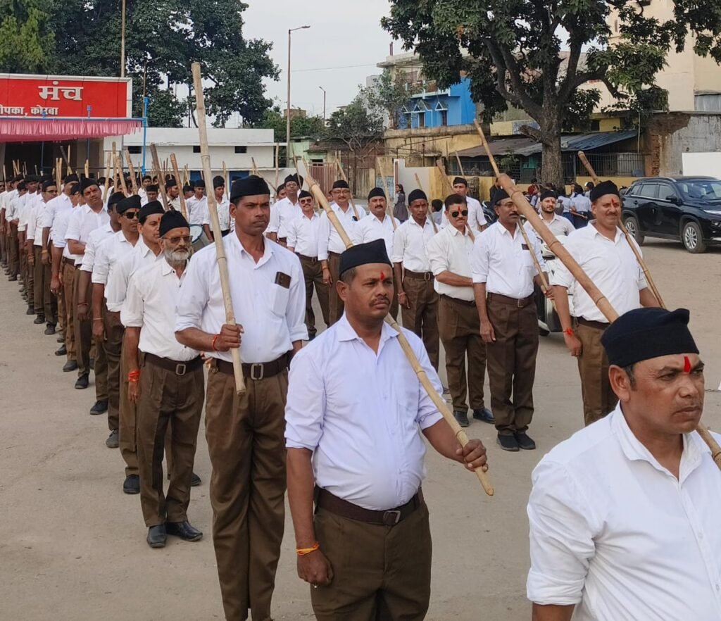 कोयलांचल में आरएसएस का पथ संचलन, की गई पुष्प वर्षा