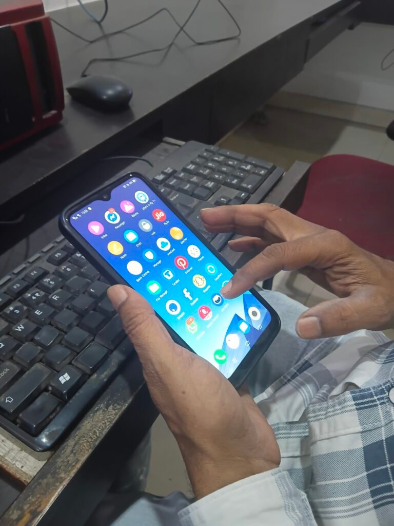 उपभोक्ताओं को झटका देने की तैयारी में टेलिकॉम कंपनियां, महंगे होंगे प्लान