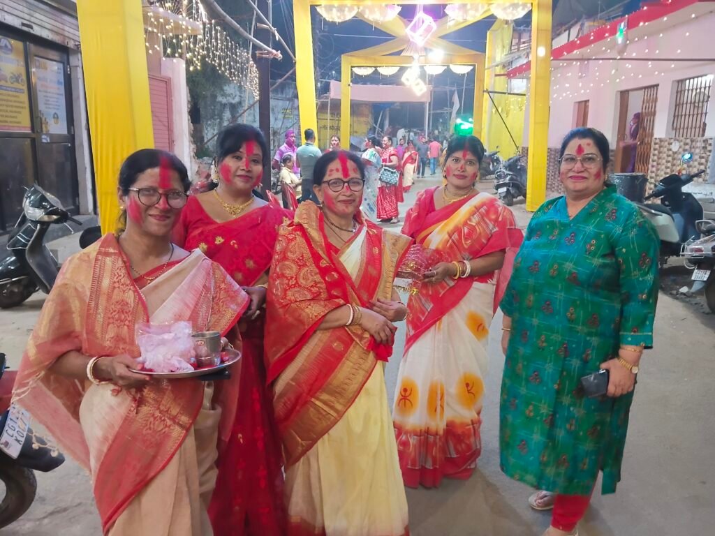 सिंदूर खेला के रंग में रंगी मातृशक्ति, नम आंखों से मां दुर्गा को दी विदाई