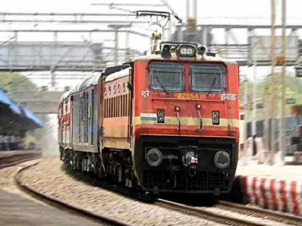 रायपुर-दुर्ग और बिलासपुर रूट पर ट्रेनों की लेटलतीफी से यात्री बेहाल, सांसद को भी आधे घंटे करना पड़ा इंतजार