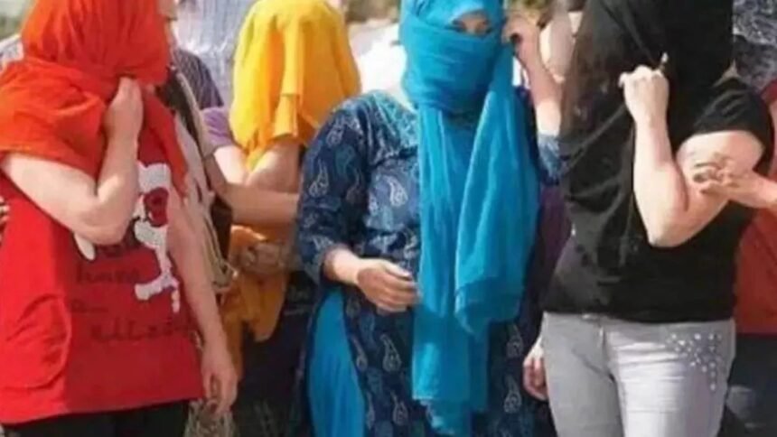 पुलिस ने मकान में मारा छापा, देह व्यापार का हुआ खुलासा, 15 लोग पकड़े गए, दो नाबालिग भी