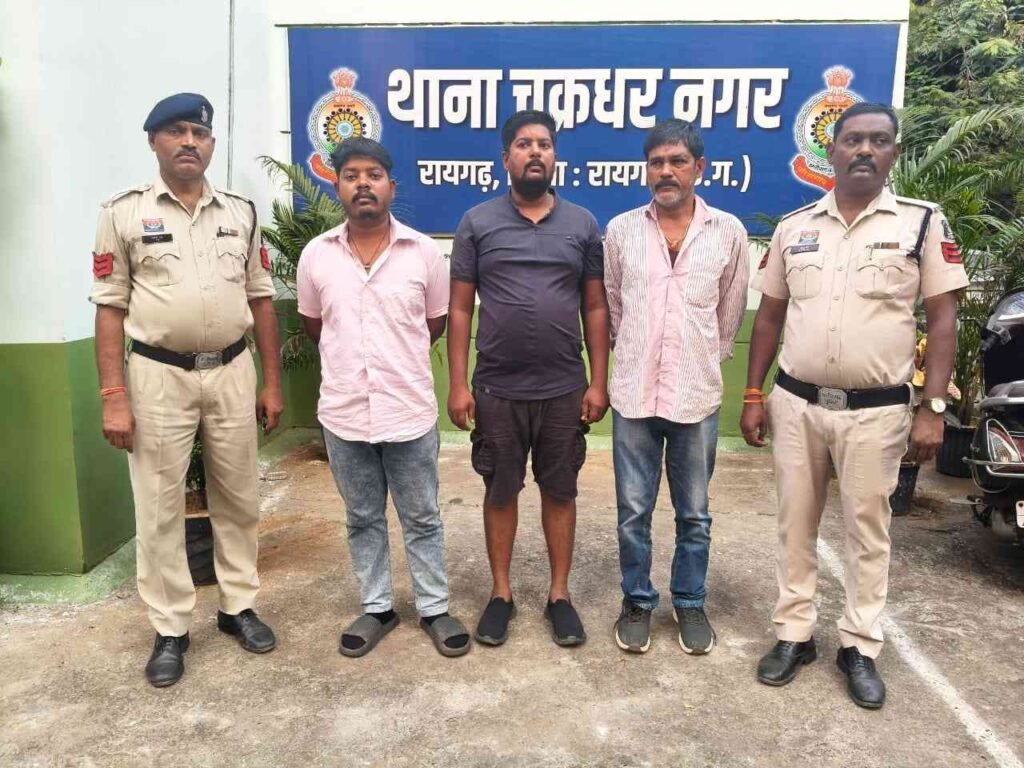दुर्गा पंडाल के पास मारपीट पर पुलिस की कार्रवाई, तीन आरोपी गिरफ्तारदोनों पक्षों की शिकायत पर काउंटर केस दर्ज, आरोपियों के खिलाफ प्रतिबंधात्मक कार्रवाई