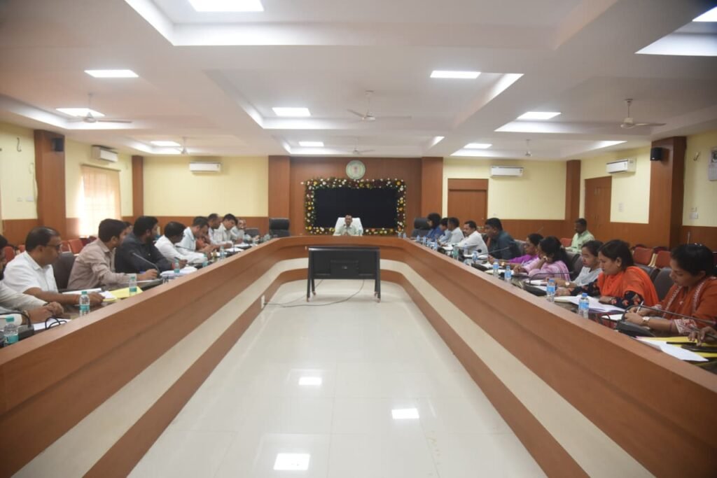 सीएम हेल्पलाइन की शिकायतों का फौरी तौर पर करें समाधान, डीएम अजीत के तीखे तेवर