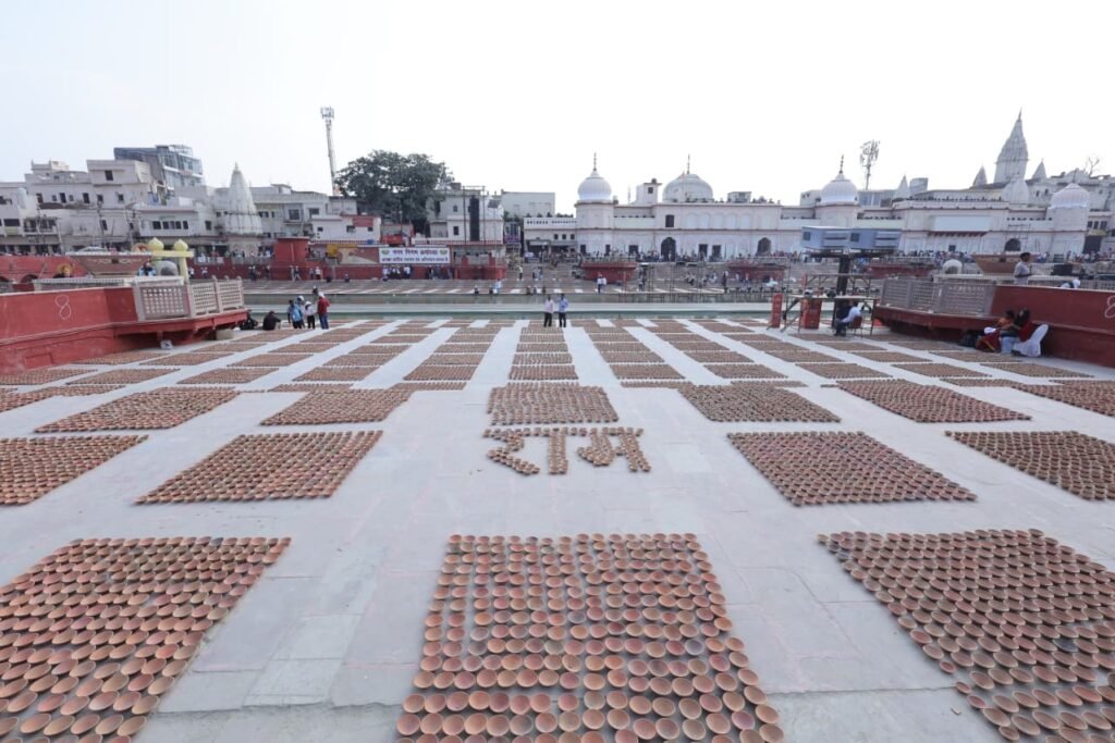 अयोध्या में राम की पैड़ी पर 7 नवंबर को 30 लाख दीप प्रज्ज्वलित करने का लक्ष्य, क्वीन हो मेमोरियल पार्क में पहुंचे 17.64 लाख दीये